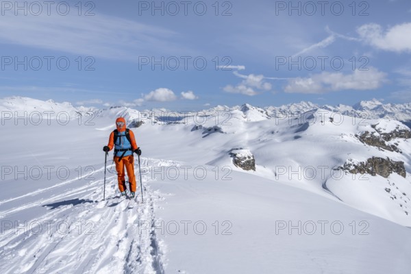 Ski tourer at Pointe de la Plaine Morte, Bernese Alps, Bernese Oberland, Switzerland, Europe