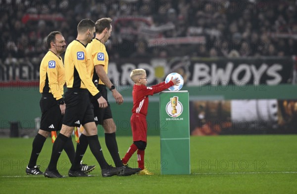 Cup match, ball boy Ballkind takes Adidas Derbystar match ball from the podium, referee Referee Sascha Stegemann assistant referee Christoph Günsch, Frederick Assmuth, DFB Cup, MHPArena, MHP Arena Stuttgart, Baden-Württemberg, Germany, Europe