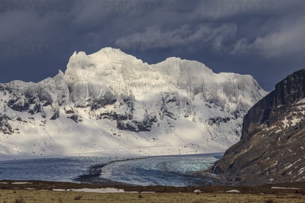 Glacier, glacier tongue, steep snow-covered mountains, cloudy mood, Skaftafellsjökull, Skaftafell National Park, Iceland, Europe