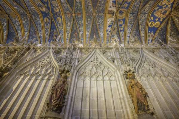 Figure of Judith and Job on the outside of the choir in St Cecilia's Cathedral, Albi, Département Tarn, France, Europe