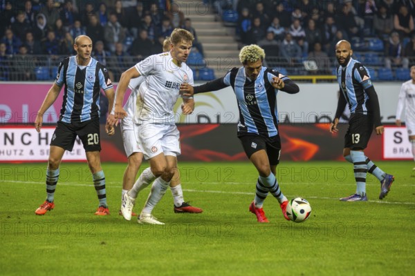 Football 3rd division, season 2024/25, matchday 12: Waldhof Mannheim vs SV Wehen-Wiesbaden. On the ball: Samuel Abifade (17, Mannheim)