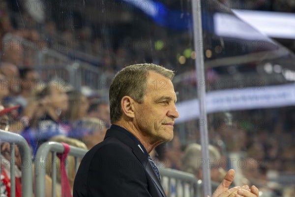 20.09.2024, DEL, German Ice Hockey League season 2024/25, Matchday 1: Adler Mannheim against Schwenninger Wild Wings. Picture: Curt Fraser, assistant coach of the Adler
