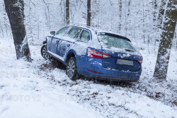 Car involved in an accident, car left the road on a bend due to snow and ice, Spitzgrund Coswig, Saxony, Germany, Europe