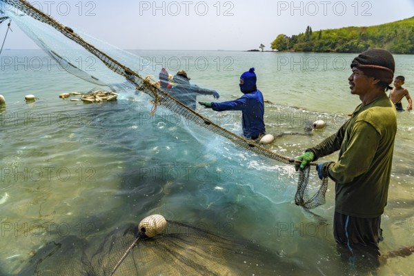 Fishermen emptying their net, Koh Libong Island in the Andaman Sea, Thailand, Asia