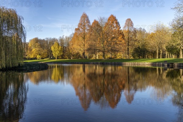 Autumn in the park of Hülshoff Castle, Havixbeck, Münsterland, North Rhine-Westphalia, Germany, Europe