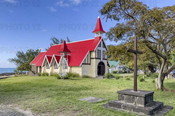 Excursion destination Photo motif for tourists Church of Notre-Dame Auxiliatrice de Cap Malheureux by the sea in the background Indian Ocean, Christian cross on the right, Cap Malheureux, Mauritius, Africa