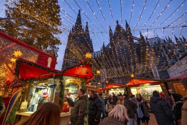 Christmas market on Roncallli Square, right next to Cologne Cathedral, in the historic centre of Cologne, North Rhine-Westphalia, Germany, Europe