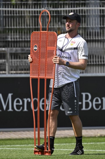 Coach Sebastian Hoeneß VfB Stuttgart holds training dummy, free-kick dummy, free-kick training dummy, training VfB Stuttgart, Robert-Schlienz-Stadion, Stuttgart, Baden-Württemberg, Germany, Europe