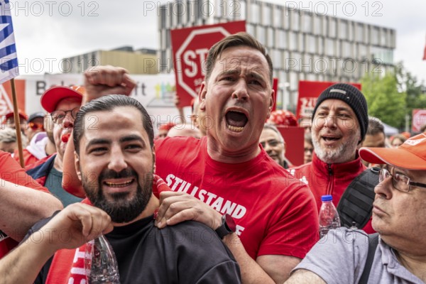 Demonstration by many thousands of steelworkers in front of the ThyssenKrupp headquarters in Essen against massive job cuts following the involvement of a foreign investor in the company, massive criticism of Group CEO Miguel López, North Rhine-Westphalia, Germany, Europe