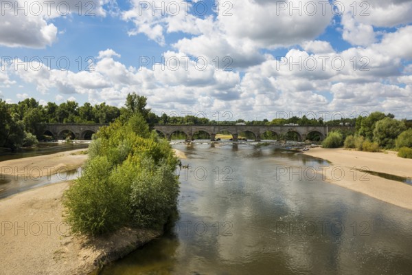 Canal bridge over the Allier, Pont canal de Guétin, Loire Canal, near Nevers, Loire Valley, Département Cher, Centre, France, Europe