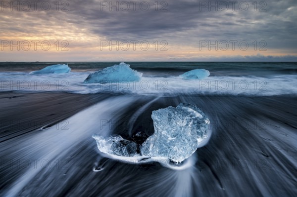 Diamond Beach, icebergs on the black lava beach, near Jökulsarlon glacier lagoon, Vatnajökull National Park, Hornafjörður, South Iceland, Iceland, Europe