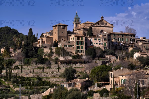 View of the mountain village of Valldemossa, Church Iglesia de la Cartuja, Real Cartuja (Royal Carthusian Monastery), Tramuntana Mountains, Serra de Tramuntana, Majorca, Balearic Islands, Balearic Islands, Spain, Europe