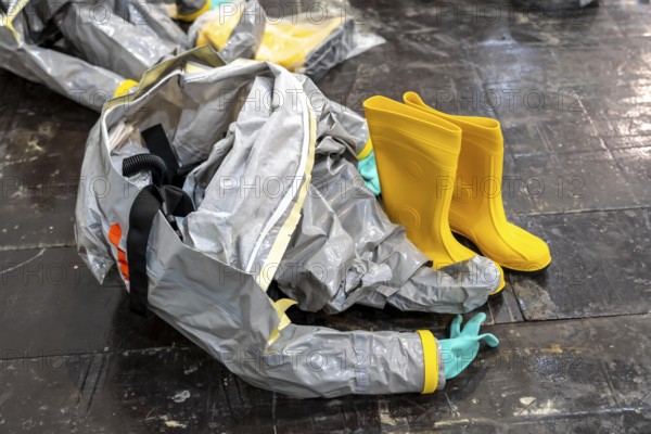 Protective suits are ready, decontamination of injured persons after an assumed accident involving hazardous substances, fire brigade and aid organisations practise setting up and operating a decontamination station, injured persons are sighted and then washed in a special shower tent to remove possible hazardous substances and chemicals in order to avoid further injuries, the emergency services wear special, ventilated protective suits, large-scale exercise by the Essen fire brigade