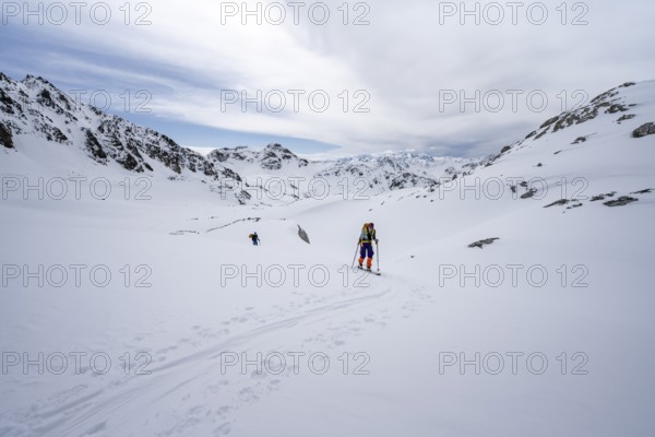 Ski tourer in mountain landscape with snow, ascent to Grialetsch Scharte, Bündner Haute Route, Albula Alps, Rhaetian Alps, Grisons, Switzerland, Europe