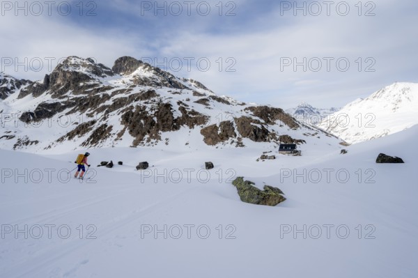 Skier on the descent to the Grialetschhütte mountain hut in winter, Grisons Haute Route, Albula Alps, Rhaetian Alps, Grisons, Switzerland, Europe