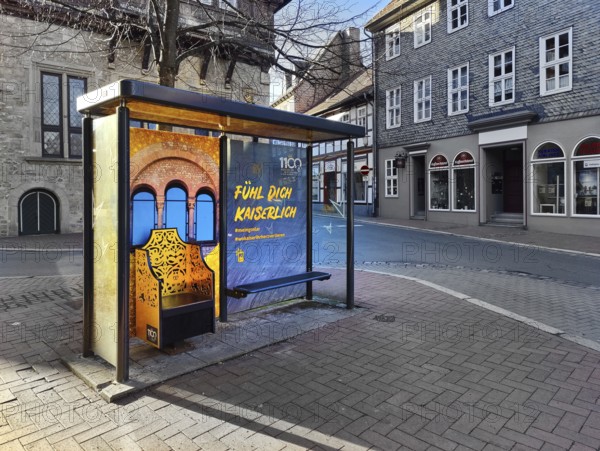 Bus stop in the old town centre with golden Kaiserstuhl and the words Fühl Dich Kaiserlich, Goslar, Lower Saxony, Germany, Europe