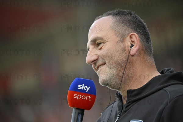 Coach Frank Schmidt 1. FC Heidenheim 1846 FCH Portrait in interview Microphone Microphone Logo SKY Voith-Arena, Heidenheim, Baden-Württemberg, Germany, Europe