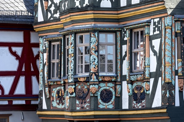 Killingerhaus, magnificent half-timbered house, colourful painted carvings on the bay window, decor, King Adolf Square, historic old town, Idstein, Rheingau Taunus district, German Half-Timbered House Route, Hesse, Germany, Europe
