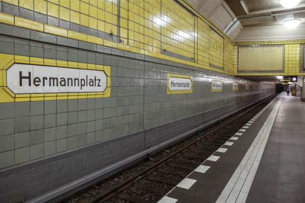 Empty platform at Hermannplatz underground station waiting for the underground train, Berlin, 07/02/2025, Berlin, Berlin, Germany, Europe