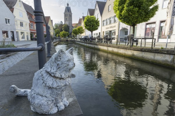 Bronze sculpture by Cornelia Brader: City tomcat Chicco at the city stream, behind it Our Lady's Church, Memmingen, Allgäu, Bavaria, Germany, Europe