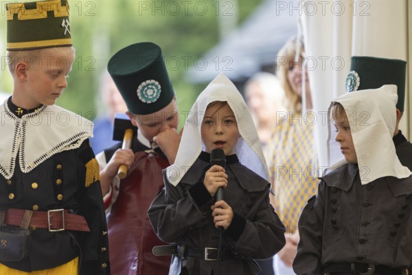 Minister President Michael Kretschmer visits Schneeberg on the occasion of the Mountain Dispute Day. Here is a performance by the children's group from Kinderhaus Neustädtel e.V., Siebenschlehner Pochwerk, Schneeberg, Saxony, Germany, Europe