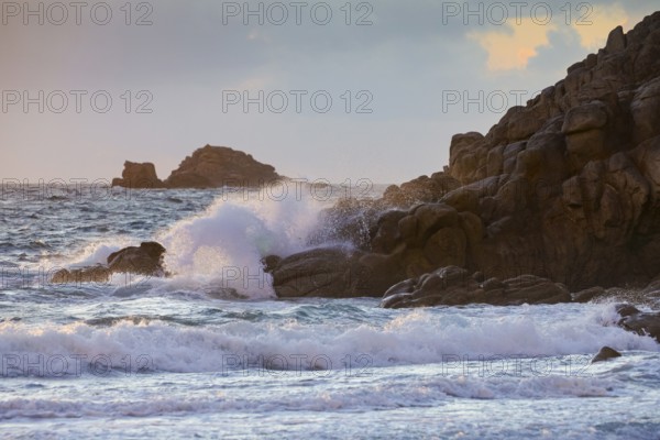 Waves breaking on the rocky coast near Plouarzel on the Atlantic coast, Département Finistère, Brittany, France, Europe