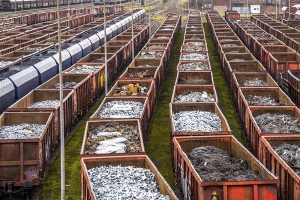 Hüttenwerke Krupp-Mannesmann, HKM in Duisburg, shunting tracks at the blast furnace steelworks, goods wagons loaded with scrap metal for melting down, metal recycling, North Rhine-Westphalia, Germany, Europe