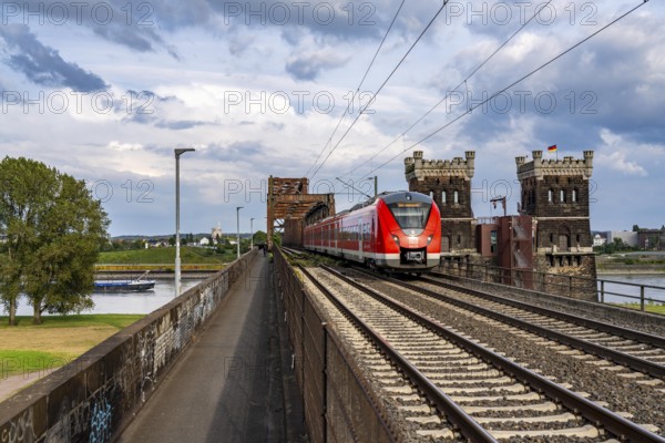 The railway bridge Duisburg-Hochfeld-Rheinhausen, over the Rhine, regional trains and many goods trains cross the Rhine here, from 1950, steel truss bridge, Duisburg, North Rhine-Westphalia, Germany, Europe