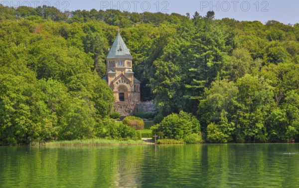 Votive chapel Memorial Chapel of St Ludwig on the lakeshore with wooden cross in the lake, the place where King Ludwig II died, Berg, Lake Starnberg, Bavarian Alpine foothills, Upper Bavaria, Bavaria, Germany, Europe