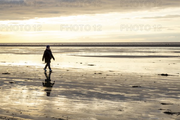 Beach walk on the North Sea, Sankt-Peter-Ording, Schleswig-Holstein, Germany, Europe