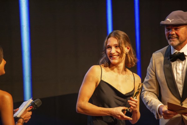 Rose garden Mannheim: Award Night 2024 / Rhine-Neckar Sports Award. Picture: Sven Ottke presents Tara Schmitz (ice hockey, Mad Dogs Mannheim) with her award