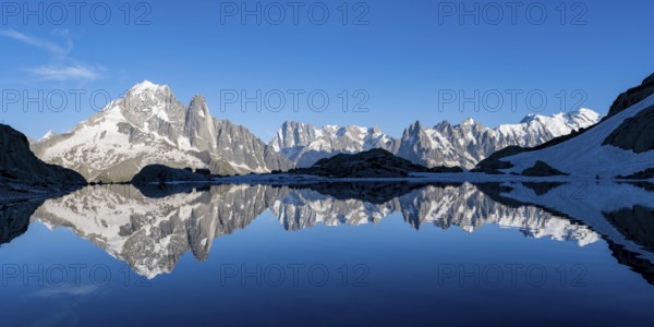 Mountain landscape in the evening light, water reflection in Lac Blanc, mountain peak, Aiguille Verte, Grandes Jorasses, Aiguille du Moine, Mont Blanc, Mont Blanc massif, Chamonix-Mont-Blanc, Haute-Savoie, France, Europe