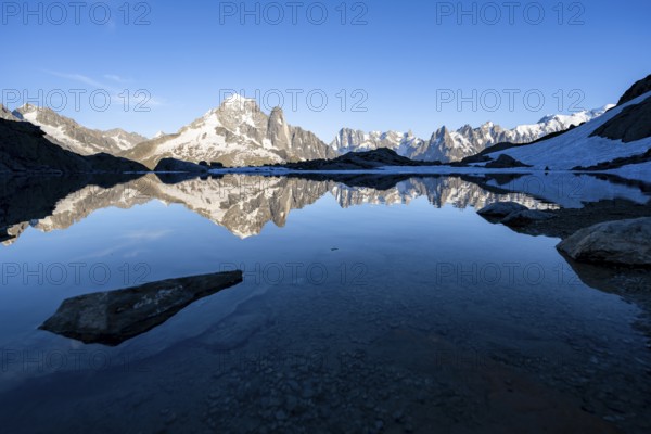 Mountain landscape in the evening light, water reflection in Lac Blanc, mountain peak, Aiguille Verte, Grandes Jorasses, Aiguille du Moine, Mont Blanc, Mont Blanc massif, Chamonix-Mont-Blanc, Haute-Savoie, France, Europe