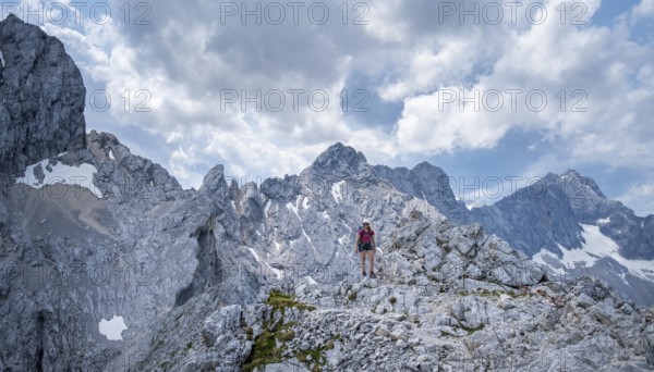 Mountaineer on the Jubiläumsgrat between Zugspitze and Alpspitze, high mountains, Wetterstein range, Bavaria, Germany, Europe