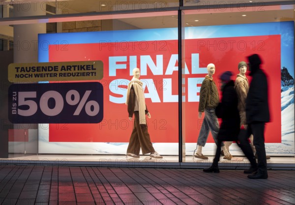 Final Sale, Clothing department stores' on Schadowstraße, large poster in the shop window advertising the winter sale, rainy weather, Düsseldorf, North Rhine-Westphalia, Germany, Europe