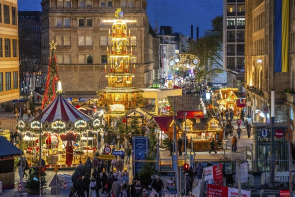 Pre-Christmas season, Christmas market in the city centre of Essen, Willy-Brandt-Platz, pedestrian zone Kettwiger Straße, Christmas lighting, Essener Lichtwochen, North Rhine-Westphalia, Germany, Europe