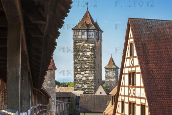 Walkway of the town wall with watchtowers in the historic old town, Rothenburg ob der Tauber, Franconia, Bavaria, Germany, Europe