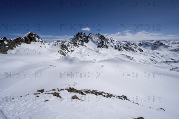 View of peaks Piz Grialetsch and Piz Vadret, mountain landscape with snow, ascent to Scalettahorn, Grisons Haute Route, Albula Alps, Rhaetian Alps, Grisons, Switzerland, Europe