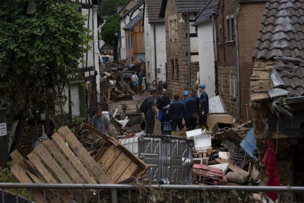 Flood in North Rhine-Westphalia, the village of Iversheim on the Erft was almost completely flooded Damage to almost all buildings and the road, clean-up work, Iversheim, district of Bad Münstereifel, North Rhine-Westphalia, Germany, Europe