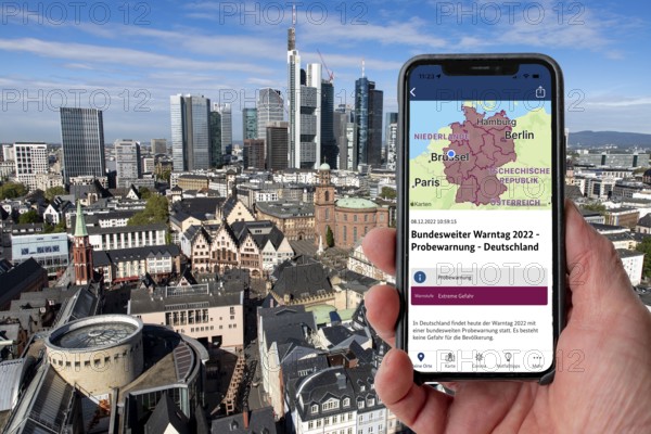 Warning day, 08.12.22 in Germany, first trial warning via cell broadcast, automatic alerting of the population in an emergency, via SMS to mobile phones, simultaneous siren test and information via the NINA warning app