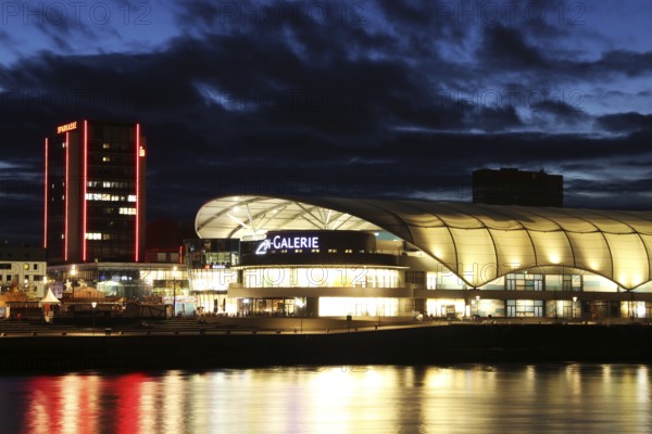 The Rheingalerie Ludwigshafen photographed from Mannheim, with the Rhine in the foreground