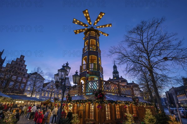 Christmas market with large Christmas pyramid at dusk, behind the historic town hall, Lüneburg, Lower Saxony, Germany, Europe