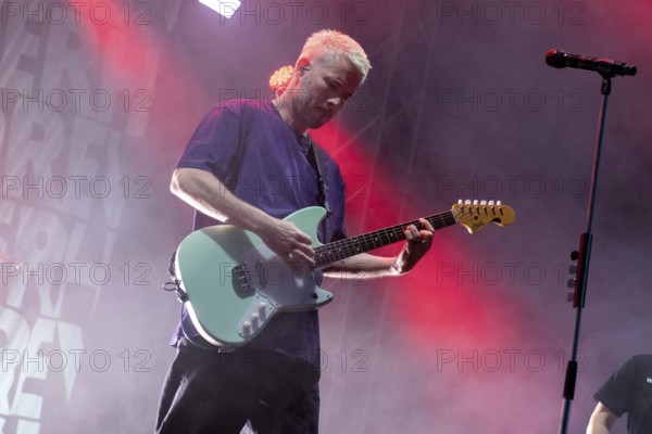 Johannes Strate, singer of Revolverheld live at the Potsdamer Stadtwerkefest, 13.07.2024