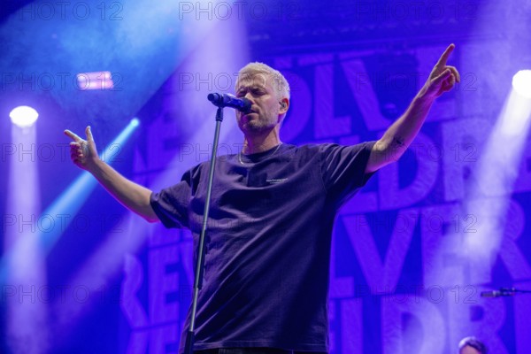 Johannes Strate, singer of Revolverheld live at the Potsdamer Stadtwerkefest, 13.07.2024