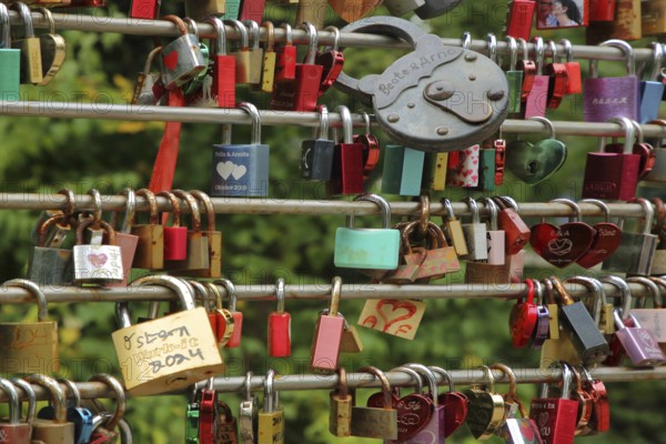 Bars with love locks, many, series, row, number, quantity, metal, symbol, heart-shaped, love, relationship, partnership, friendship, fidelity, eternity, permanent, always, infinite, closed, to, Bad Nauheim, Wetterau, Hesse, Germany, Europe