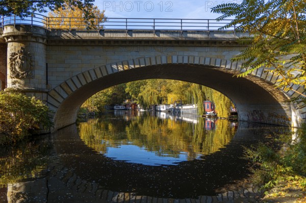 River course at the railway bridge next to the Tiergartenufer, Berlin-Tiergarten railway station, Berlin, Germany, Europe