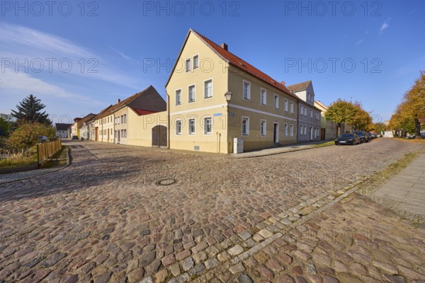 Residential building, cobblestone pavement, blue sky with cirrostratus clouds, intersection of Altstädter Graben and Lindenstraße, Mühlberg Elbe, Elbe-Elster district, Brandenburg, Germany, Europe