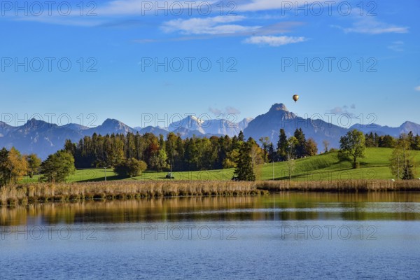 Mountain panorama at Grundweiher near Rückholz, in the background on the right Säuling (2047 m), on the left Zugspitze (2962 m) in Ostallgäu, Bavaria, Germany, Europe