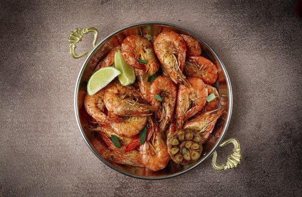 Fried king prawns, in shell, with spices, size 30/40, unpeeled shrimp, homemade, no people