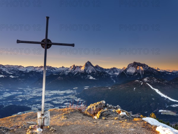 Rauher Kopf summit cross at sunrise, behind the Berchtesgaden Alps, Steinernes Meer, Schönfeldspitze, Watzmann and Hochkalter, Berchtesgaden National Park, Bischofswiesen, Berchtesgadener Land, Upper Bavaria, Bavaria, Germany, Europe